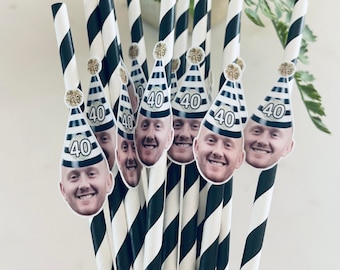 Może przedstawiać: Czarno-białe, paskowane słomki papierowe z personalizowanym nakładką na kapelusz imprezowy z fotografią i liczbą "40".