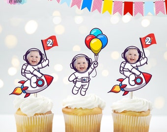 Astronaut baby gezicht foto cupcake toppers: Outer Space verjaardagsfeestje