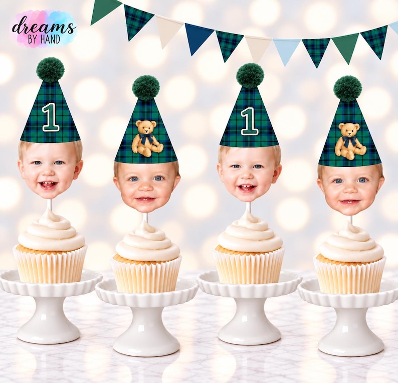 Puede incluir: Cuatro adornos para cupcakes con una cara de beb&eacute; sonriente que lleva un gorro de fiesta a cuadros verdes y azules con un pomp&oacute;n verde oscuro. Dos gorros muestran el n&uacute;mero 1 y dos tienen una peque&ntilde;a ilustraci&oacute;n de un oso de peluche marr&oacute;n.