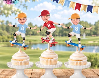 Puede incluir: Tres adornos para cupcakes con figuras de estilo caricatura de niños en monopatines. Dos figuras llevan camisetas azul claro con el número 8 y gorras amarillas, mientras que la figura central lleva una camiseta roja con el número 8.