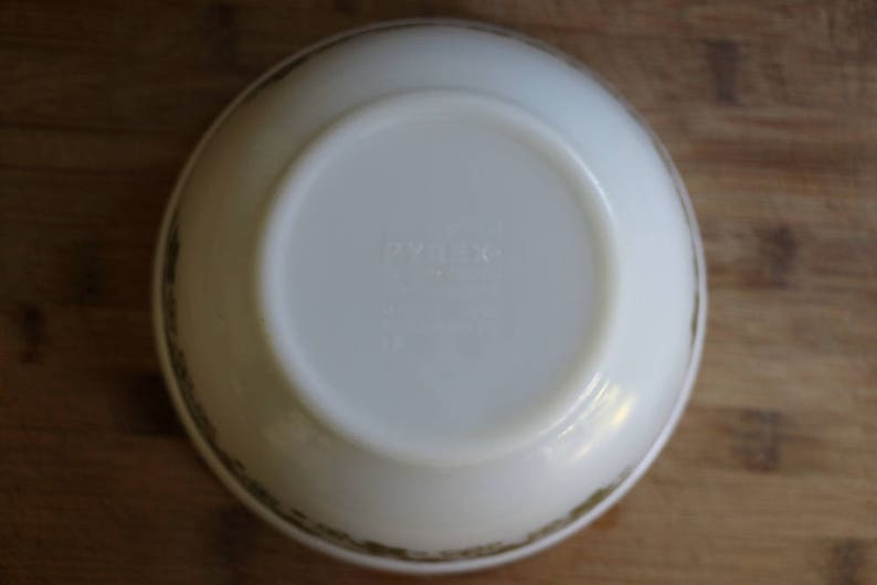 #402 1.5 l Pyrex Spring Blossom Green Mixing Bowl