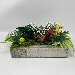 Arrangement de Pâques/printemps dans la boîte en bois, fleurs artificielles réalistes regardant, matériaux de haute qualité, fait main, décor de Pâques,