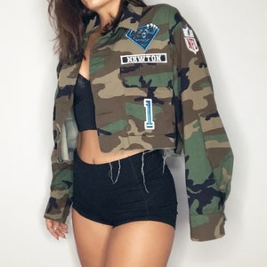 The Ultimate Fan Camo Jacket, personalizzata con patch fatte a mano per squadre/giocatori