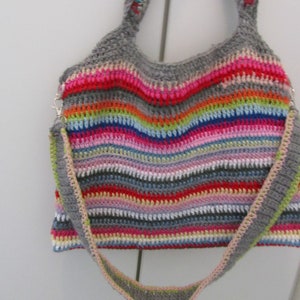 Gehäkelte Schultertasche/ Handtasche im Streifenmuster