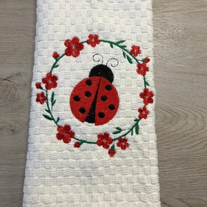 Serviette - Torchon brodé avec motif coccinelle, décoration de cuisine, cadeau pour elle, maison et jardin, accessoire de cuisine mignon et fonctionnel