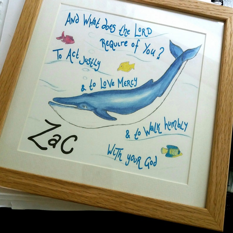 Puede incluir: Una pintura al agua enmarcada de una ballena azul nadando en el oc&eacute;ano. La pintura incluye el texto "And What does the LORD Require of You? To Act Justly & to Love MERCY & to Walk humbly With your God" y el nombre "Zac" escrito en negro.