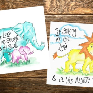 Puede incluir: Dos impresiones de arte imprimibles con citas inspiradoras e ilustraciones de animales. La primera impresi&oacute;n presenta un elefante azul y un elefante beb&eacute; rosa con la cita "El Se&ntilde;or es mi fuerza y mi escudo". La segunda impresi&oacute;n presenta un le&oacute;n amarillo con la cita "S&eacute; fuerte en el Se&ntilde;or y en su poder".