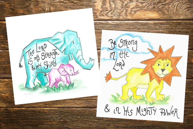 Puede incluir: Dos impresiones de arte imprimibles con citas inspiradoras e ilustraciones de animales. La primera impresi&oacute;n presenta un elefante azul y un elefante beb&eacute; rosa con la cita "El Se&ntilde;or es mi fuerza y mi escudo". La segunda impresi&oacute;n presenta un le&oacute;n amarillo con la cita "S&eacute; fuerte en el Se&ntilde;or y en su poder".