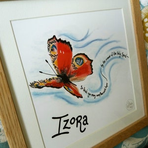Puede incluir: Una pintura de acuarela de una mariposa con las palabras "Que el Dios de la esperanza llene de esperanza" y "por el poder del Esp&iacute;ritu Santo, para que puedas desbordar de esperanza" escritas en sus alas. El nombre "Izora" est&aacute; escrito debajo de la mariposa.