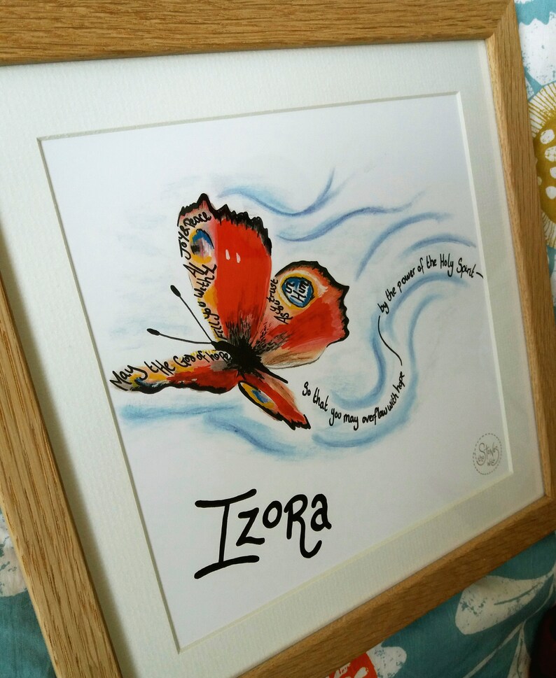 Puede incluir: Una pintura de acuarela de una mariposa con las palabras "Que el Dios de la esperanza llene de esperanza" y "por el poder del Esp&iacute;ritu Santo, para que puedas desbordar de esperanza" escritas en sus alas. El nombre "Izora" est&aacute; escrito debajo de la mariposa.
