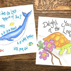 Puede incluir: Dos tarjetas imprimibles con citas inspiradoras e ilustraciones. La primera tarjeta presenta una ballena azul con la cita "&iquest;Y qu&eacute; requiere el SE&Ntilde;OR de ti? Actuar con justicia y amar la misericordia y caminar humildemente con tu Dios". La segunda tarjeta presenta una tortuga con la cita "Del&eacute;itate en el SE&Ntilde;OR".