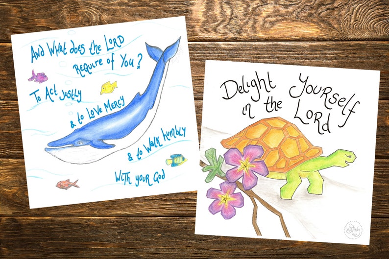 Puede incluir: Dos tarjetas imprimibles con citas inspiradoras e ilustraciones. La primera tarjeta presenta una ballena azul con la cita "&iquest;Y qu&eacute; requiere el SE&Ntilde;OR de ti? Actuar con justicia y amar la misericordia y caminar humildemente con tu Dios". La segunda tarjeta presenta una tortuga con la cita "Del&eacute;itate en el SE&Ntilde;OR".