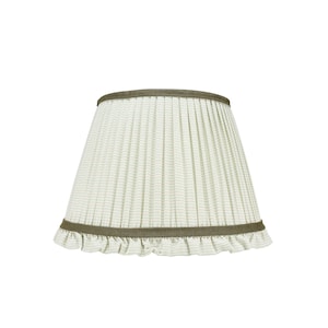 Grün gestreifter Lampenschirm mit Rüschenborte