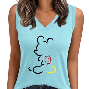 Puede incluir: Una taza de cer&aacute;mica blanca con un asa negra y el texto "But First, Coffee" en un estilo manuscrito. La taza probablemente tiene un tama&ntilde;o de 325 ml, perfecta para una bebida matutina.