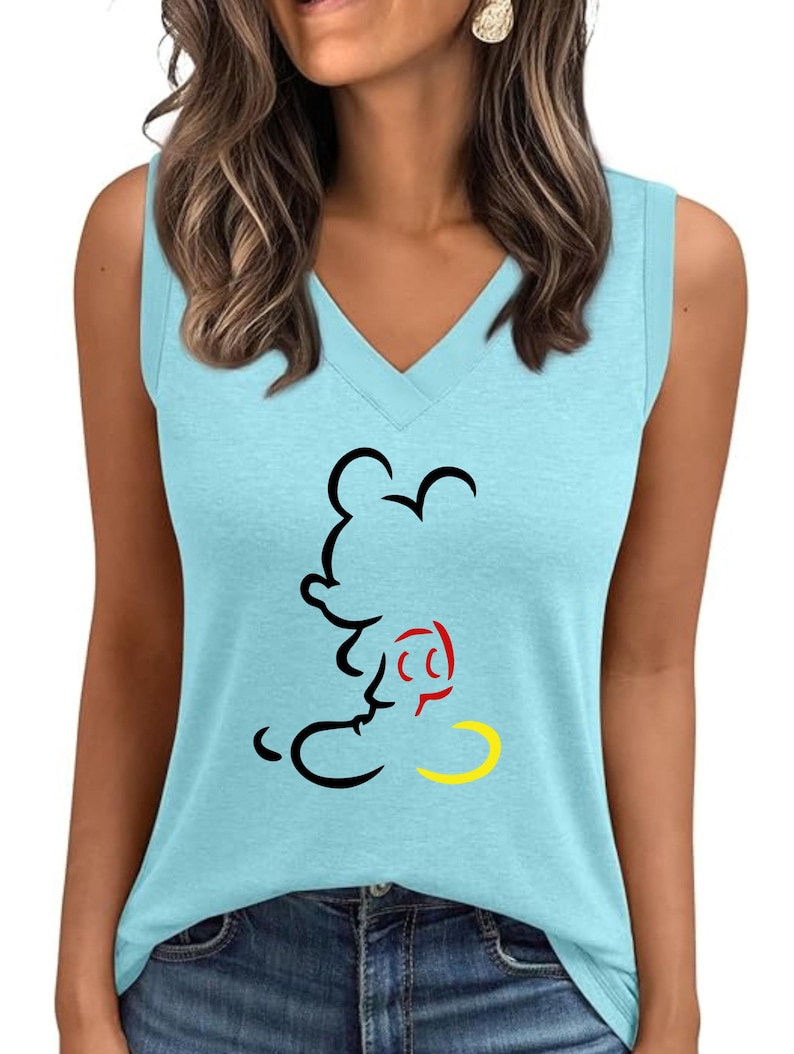 Puede incluir: Una taza de cer&aacute;mica blanca con un asa negra y el texto "But First, Coffee" en un estilo manuscrito. La taza probablemente tiene un tama&ntilde;o de 325 ml, perfecta para una bebida matutina.