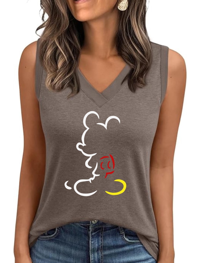 Puede incluir: Una taza de cer&aacute;mica blanca con un asa negra y el texto "But First, Coffee" en negro, con una fuente de estilo manuscrito. La taza est&aacute; sobre una superficie blanca.