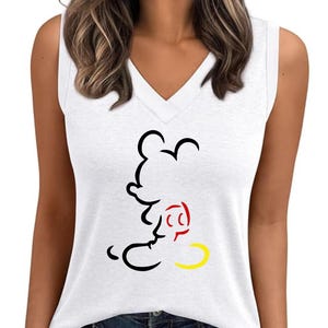 Puede incluir: Camiseta sin mangas blanca con cuello en V con un contorno negro, rojo y amarillo de un personaje de dibujos animados. El dise&ntilde;o est&aacute; centrado en la parte delantera. La camiseta es de material ligero y suave.