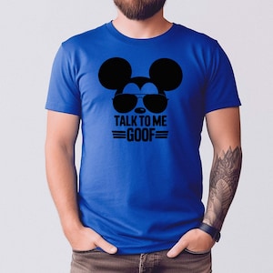 Puede incluir: Camiseta azul real con un gr&aacute;fico negro de Mickey Mouse con gafas de sol y el texto "TALK TO ME GOOF". La camiseta de manga corta est&aacute; hecha de un material suave.