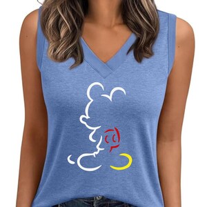 Puede incluir: Un juego de tres tazas de cer&aacute;mica con un esmalte moteado de color crema. Cada taza presenta un dise&ntilde;o floral pintado a mano en tonos azules, verdes y amarillos. Las tazas tienen una forma simple y moderna.