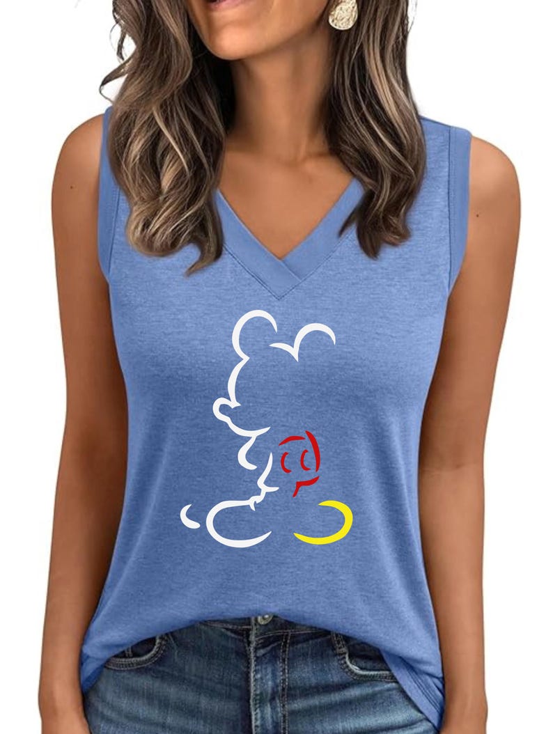 Puede incluir: Un juego de tres tazas de cer&aacute;mica con un esmalte moteado de color crema. Cada taza presenta un dise&ntilde;o floral pintado a mano en tonos azules, verdes y amarillos. Las tazas tienen una forma simple y moderna.