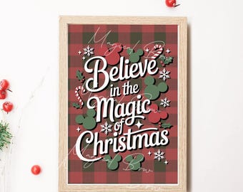 Może przedstawiać: Oprawiony wydruk z napisem "Believe in the Magic of Christmas" w białym skrypcie i czerwono-zielonym tle w kratę. Projekt zawiera sylwetki Myszki Miki, płatki śniegu i laski cukrowe.