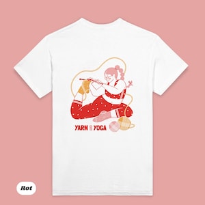 Op de afbeelding: Wit t-shirt met een rood-witte illustratie van een persoon die in een yogahouding breit. De illustratie bevat de tekst "Yarn Yoga" in het rood. De persoon draagt een bril en een rode outfit met witte stippen.