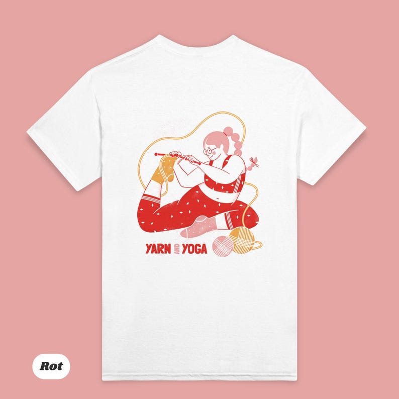 Op de afbeelding: Wit t-shirt met een rood-witte illustratie van een persoon die in een yogahouding breit. De illustratie bevat de tekst "Yarn Yoga" in het rood. De persoon draagt een bril en een rode outfit met witte stippen.