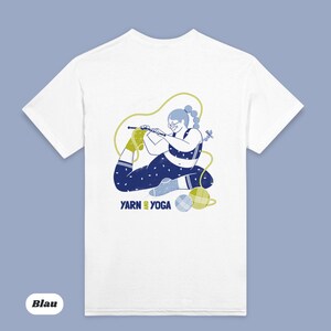 Op de afbeelding: Wit T-shirt met een blauw en gele illustratie van een persoon die yoga doet en breit. Het ontwerp bevat de woorden "Yarn Yoga" in het blauw. De persoon draagt een bril en een blauw-witte outfit. Geel garen wordt gebreid.