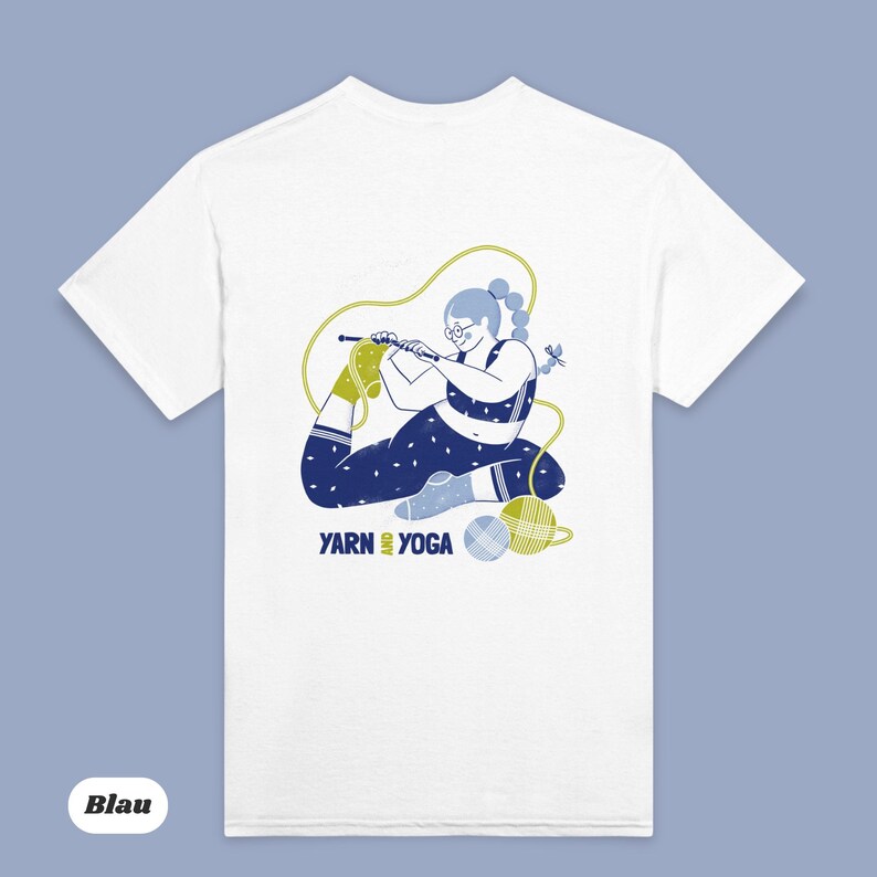 Op de afbeelding: Wit T-shirt met een blauw en gele illustratie van een persoon die yoga doet en breit. Het ontwerp bevat de woorden "Yarn Yoga" in het blauw. De persoon draagt een bril en een blauw-witte outfit. Geel garen wordt gebreid.