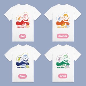 Op de afbeelding: Vier witte t-shirts met kleurrijke illustraties van een persoon die in een yogahouding breit. Elk shirt heeft een ander kleurenschema: rood, oranje, blauw en groen. De tekst "YARN & YOGA" staat onder de illustratie, met een kleurlabel.
