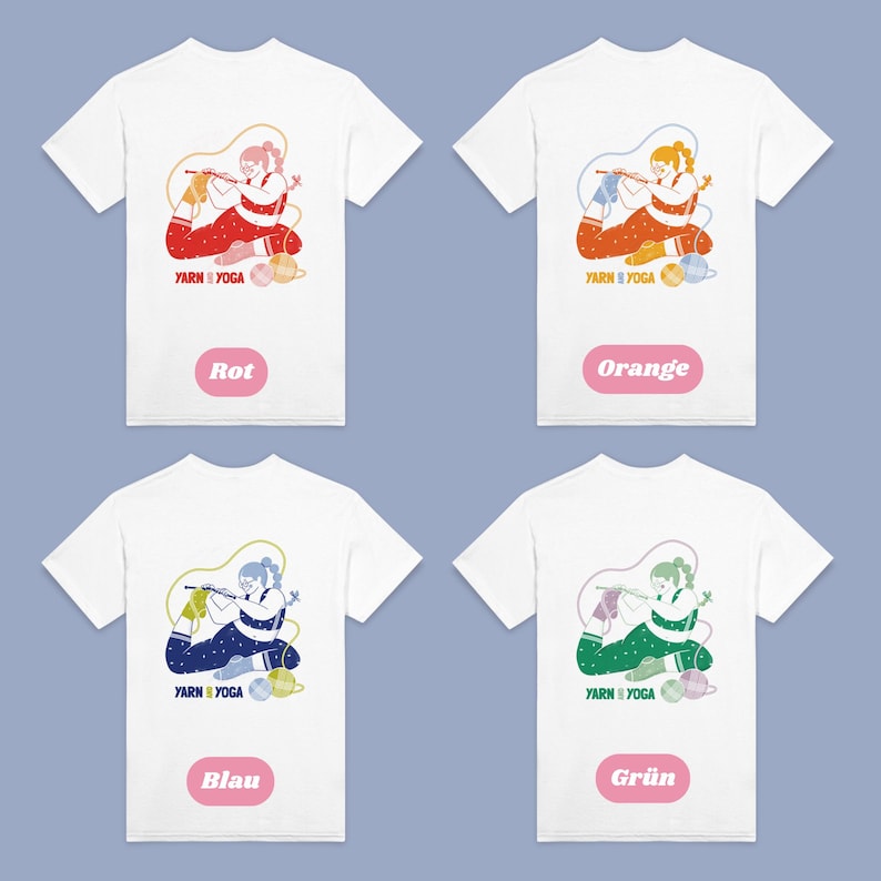 Op de afbeelding: Vier witte t-shirts met kleurrijke illustraties van een persoon die in een yogahouding breit. Elk shirt heeft een ander kleurenschema: rood, oranje, blauw en groen. De tekst "YARN & YOGA" staat onder de illustratie, met een kleurlabel.