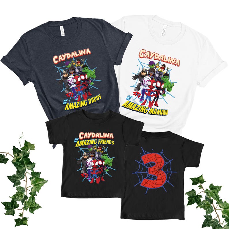 Puede incluir: Cuatro camisetas con gr&aacute;ficos de superh&eacute;roes. Dos camisetas para adultos son azul marino y blancas, con el texto "Caydalina and her Amazing Daddy" y "Caydalina and her Amazing Mamaw". Dos camisetas negras para ni&ntilde;os peque&ntilde;os tienen "Caydalina and her Amazing Friends" y el n&uacute;mero 3.