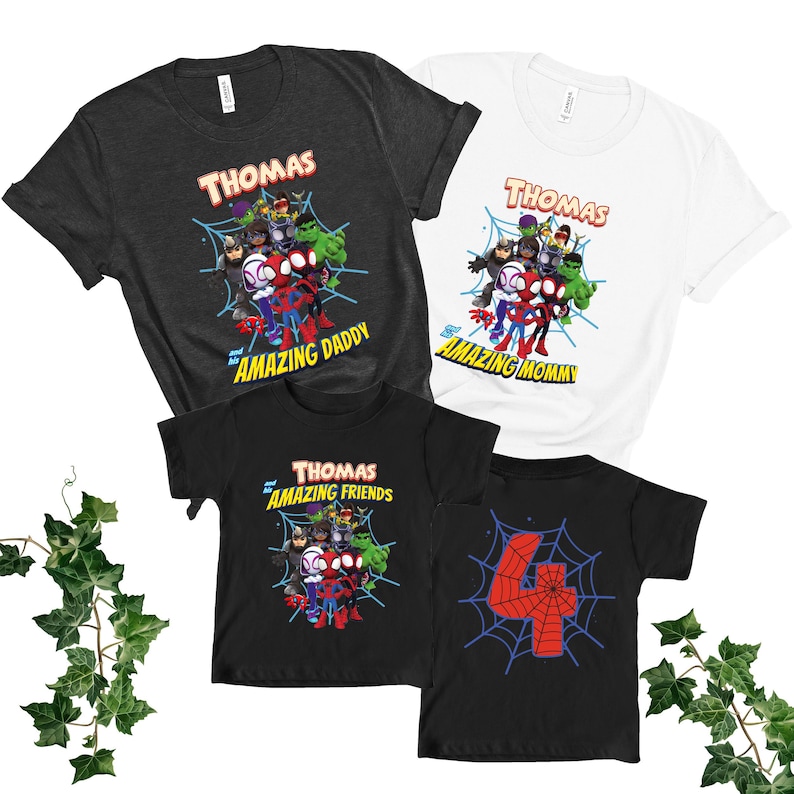 Puede incluir: Cuatro camisetas con gr&aacute;ficos de superh&eacute;roes. Una camiseta negra tiene el n&uacute;mero 4 rojo en una telara&ntilde;a. Las otras camisetas son negras y blancas con el nombre "Thomas" y personajes de superh&eacute;roes. Una dice "Amazing Daddy", otra dice "Amazing Mommy" y otra dice "Amazing Friends".