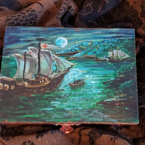 Handgemaakte collectible pirates Treasure handgeschilderde ambachtelijke kaartendoos. Met leer gevoerd, hout met verf van kunstenaarskwaliteit.