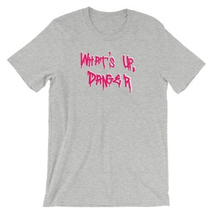 Puede incluir: Camiseta gris jaspeado con la frase "WHAT'S UP, DANGER" en letras rosas goteantes. Esta camiseta de manga corta est&aacute; hecha de un material suave, adecuada para el uso diario.