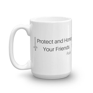 Pu&ograve; includere: Tazza in ceramica bianca con grafica a spada nera e la scritta "Protect and Honor Your Friends - Rule". La tazza ha un manico curvo e una finitura lucida. Un design semplice ma elegante.