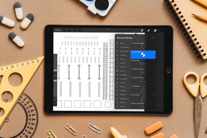 Puede incluir: Una pantalla de tableta que muestra una aplicaci&oacute;n de dibujo digital con una biblioteca de pinceles y una variedad de herramientas de dibujo. La aplicaci&oacute;n est&aacute; abierta a una p&aacute;gina con una cuadr&iacute;cula de diferentes estilos de l&iacute;nea y formas. La tableta est&aacute; rodeada de varios &uacute;tiles escolares, incluidos l&aacute;pices, borradores, una regla y tijeras.