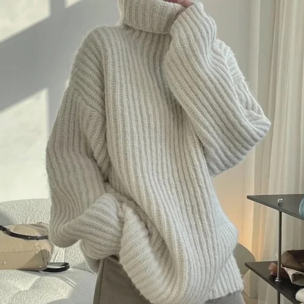 Ręcznie robiony sweter oversize ze 100% kaszmiru, z golfem, w kolorze naturalnej bieli