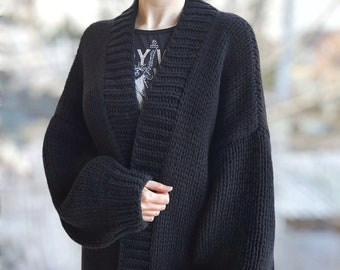 Cardigan épais fait main 100 % cachemire en noir par Elsante Atelier