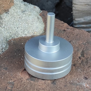 Razor stand for handles with an opening