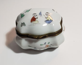 NEW REDUCED PRICE! Vintage Décoré a la Main a Chantilly Antique Trinket Box France "Estate Find"