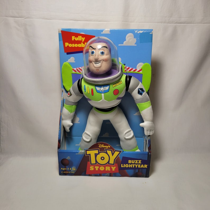 Peut inclure: Un jouet en peluche de Buzz l'&Eacute;clair de Toy Story de Disney. Le jouet est enti&egrave;rement articul&eacute; et porte une combinaison spatiale verte et blanche avec un casque violet. Le jouet est emball&eacute; dans une bo&icirc;te avec le logo Toy Story et les mots "Buzz l'&Eacute;clair".