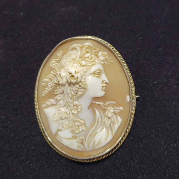 Grand Cameo 3-D Brooch Great Vintage Treasure! Ar… - image 1