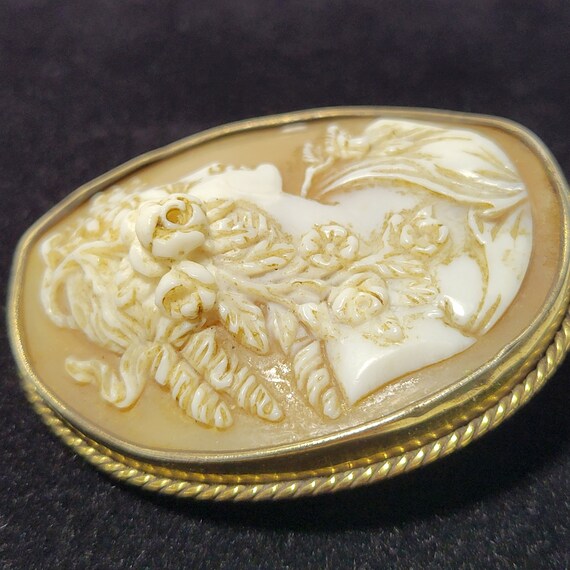 Grand Cameo 3-D Brooch Great Vintage Treasure! Ar… - image 3