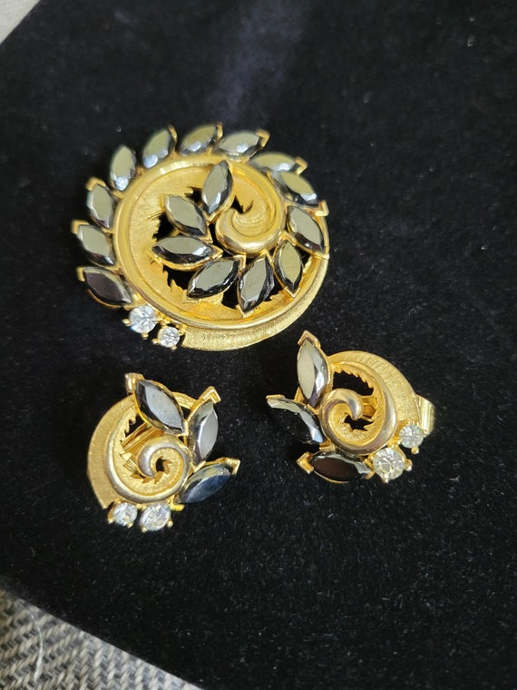 Vintage 60s Brooch and Earrings Golden and Hemati… - image 7