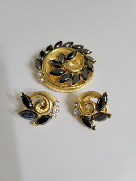 Vintage 60s Brooch and Earrings Golden and Hematit