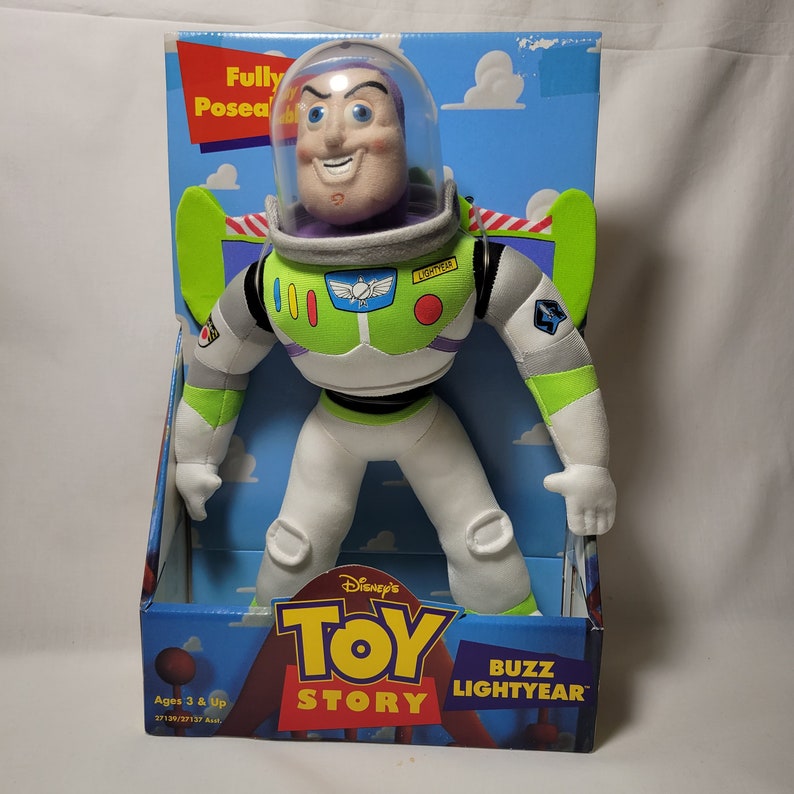 Peut inclure: Un jouet en peluche Buzz l'&Eacute;clair de Toy Story de Disney. Le jouet est enti&egrave;rement articul&eacute; et porte une combinaison spatiale verte et blanche avec un sous-v&ecirc;tement violet. Le jouet est dans son emballage d'origine, qui pr&eacute;sente le logo Toy Story et les mots "Buzz l'&Eacute;clair".
