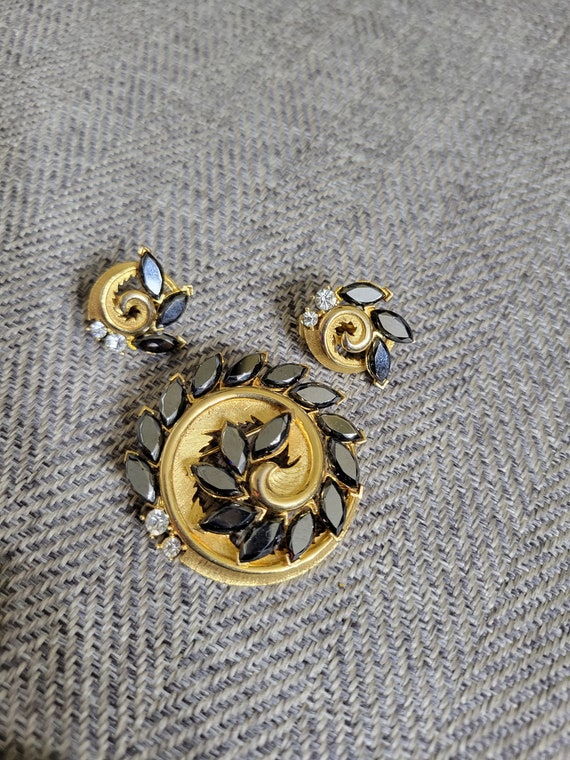 Vintage 60s Brooch and Earrings Golden and Hemati… - image 4
