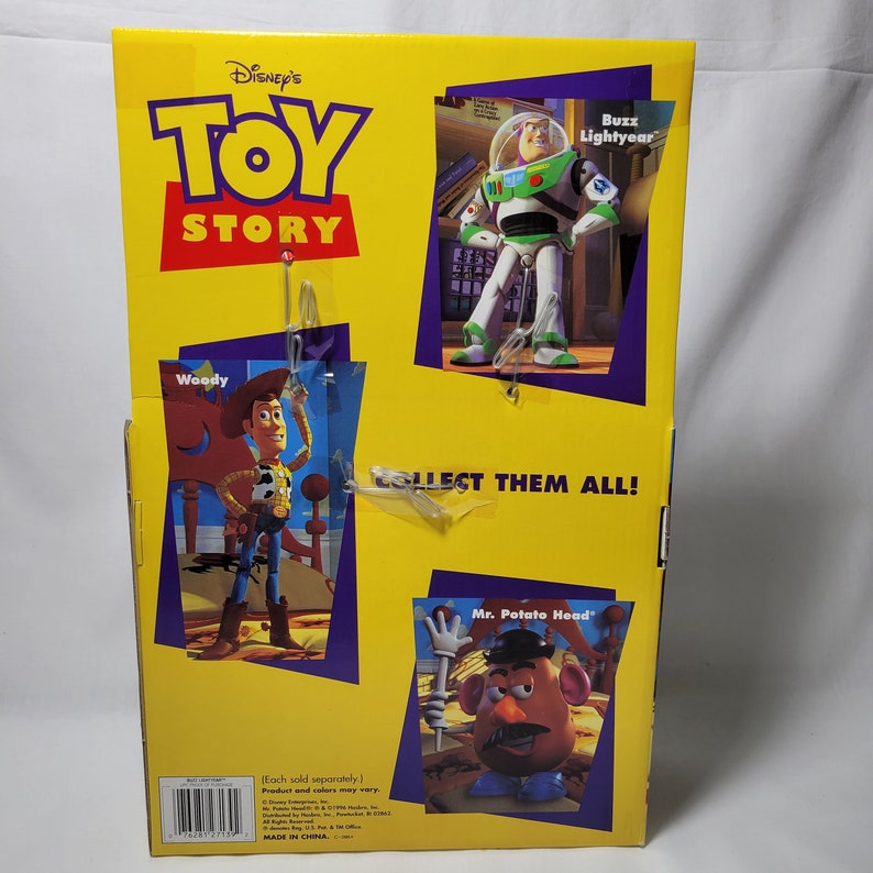 Peut inclure: Afficheur en carton pour les personnages de Toy Story repr&eacute;sentant Woody, Buzz l'&Eacute;clair et M. Patate. L'afficheur est jaune avec des images des personnages et le texte "Disney's Toy Story" et "Collect Them All!"