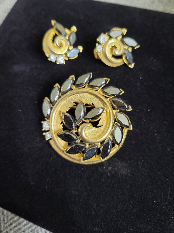 Vintage 60s Brooch and Earrings Golden and Hemati… - image 3